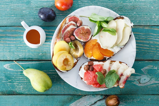 Различные бутерброды с фруктами, вид сверху Здоровый вкусный завтрак