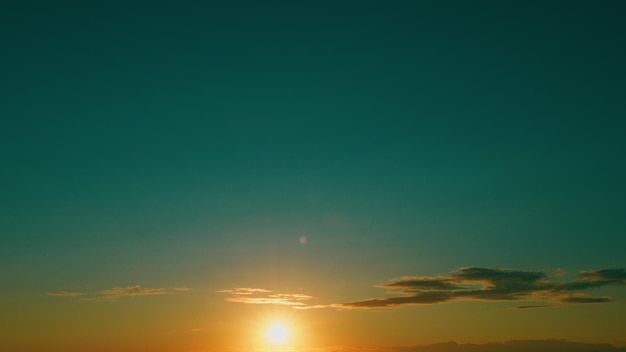 太陽が沈むときの空の雲の色と異なる色彩の雲 抽象的な天気 自然の背景