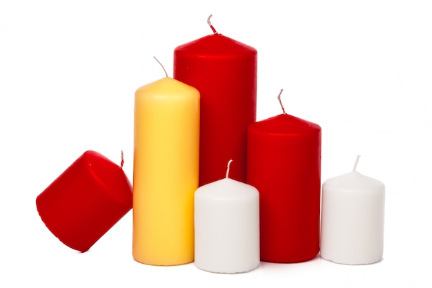 Candele differenti di colori e di dimensione isolate