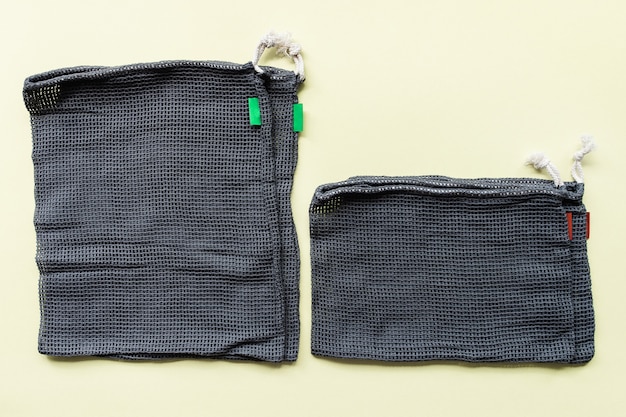 Photo different sizes of gray mesh eco bags for shopping fruits and vegetables