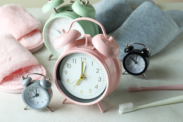 Diversi accessori per la routine del sonno sul tavolo bianco