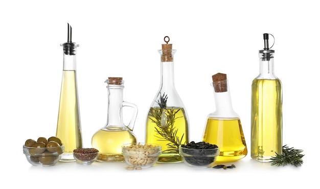 Diversi tipi di olio da cucina e ingredienti isolati su bianco