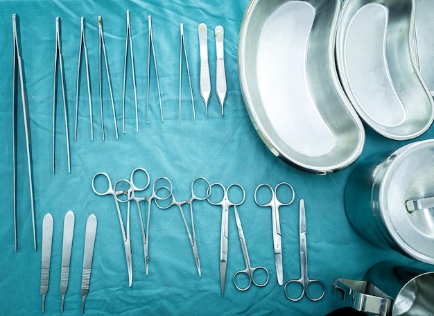 Различные хирургические инструменты лежат на операционном столе Стальные медицинские инструменты готовы к использованию