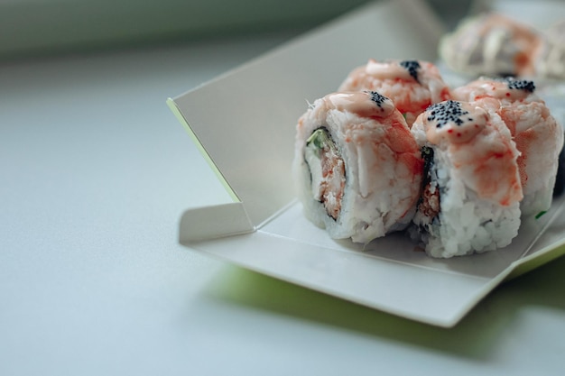 Diverse consegne di sushi varietà di sushi per il pranzo o la cena