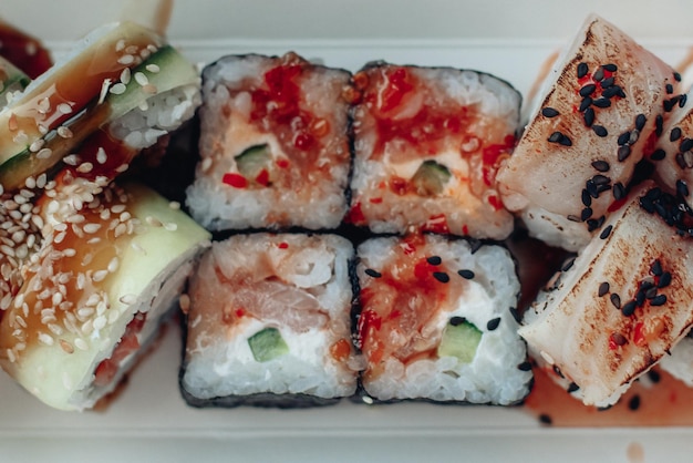 Diverse consegne di sushi varietà di sushi per il pranzo o la cena