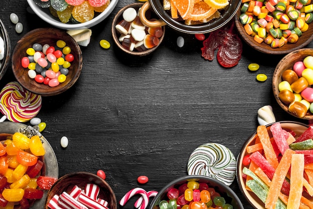 Foto diverse caramelle dolci, gelatine e canditi in una ciotola.