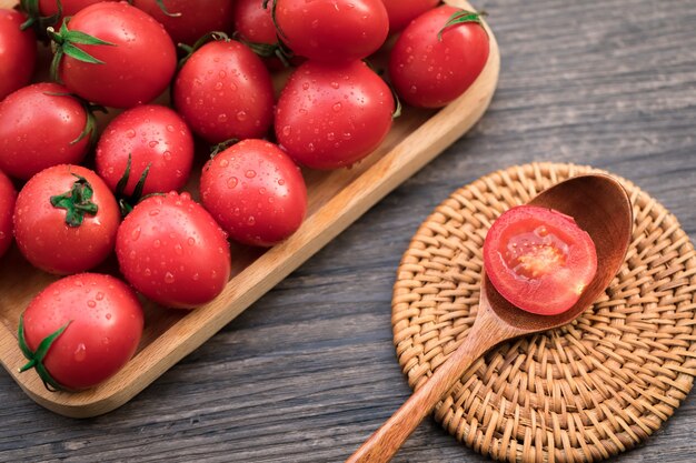 Foto pomodori differenti in scatola di legno