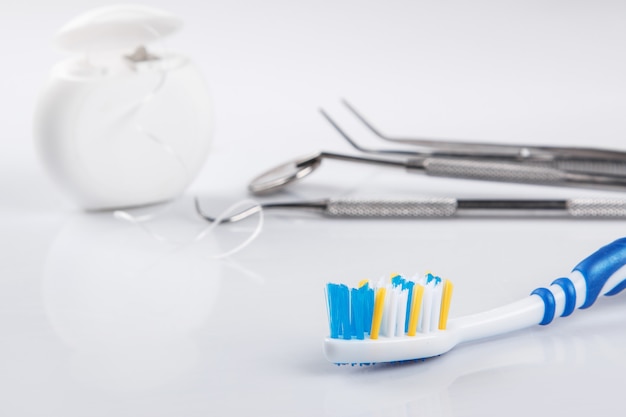 Diversi strumenti per la cura dei denti