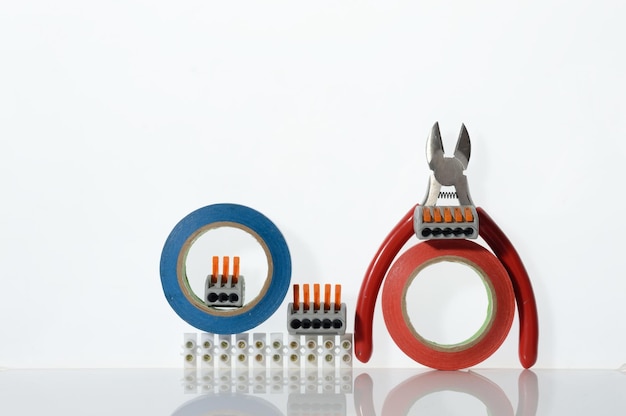 Различные инструменты для ремонта электроники, выложенные на белом фоне