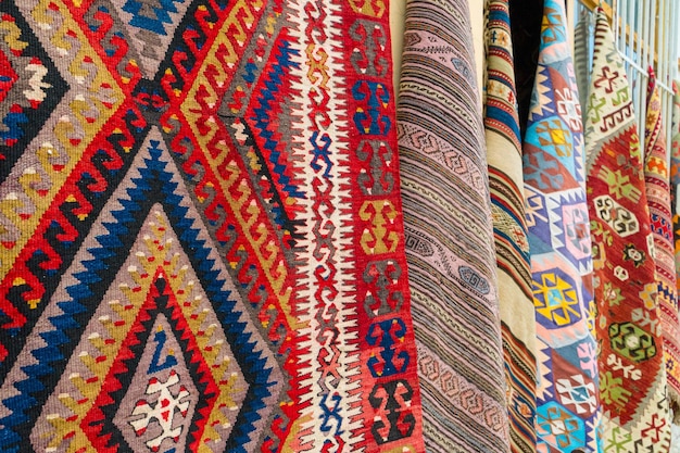 旧市街カレイチアンタルヤトルコの通りの壁に掛かっているさまざまな伝統的なトルコ絨毯