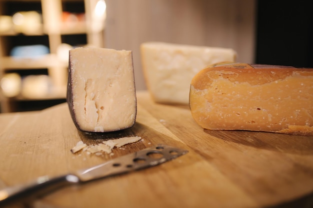 木の板に熟成チーズの種類