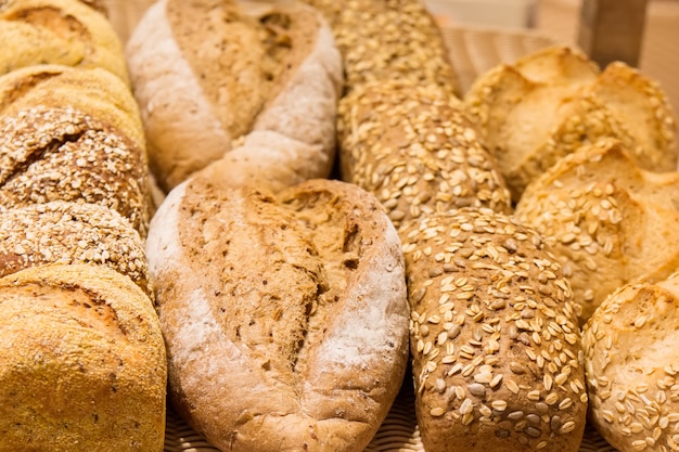 Разные виды хлеба на полках