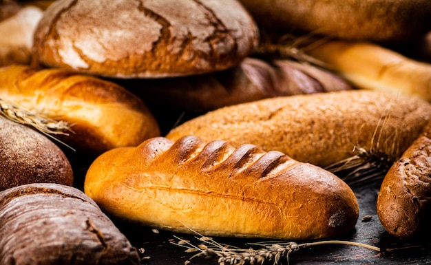 Разные виды хлеба с колосками
