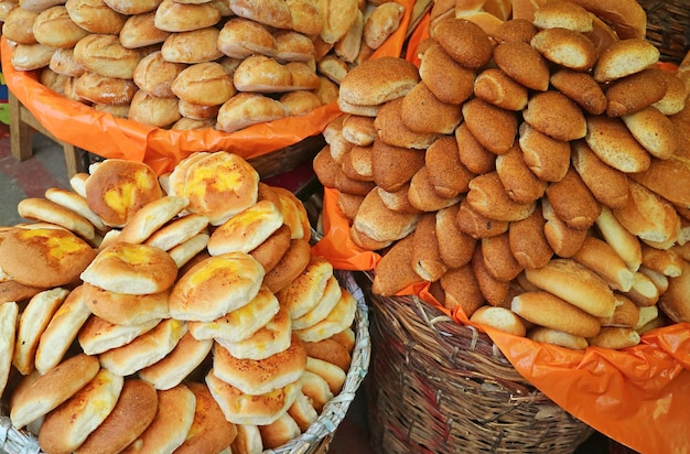 남미 볼리비아 라파스 다운타운의 매점에서 판매되는 다양한 종류의 빵과 빵