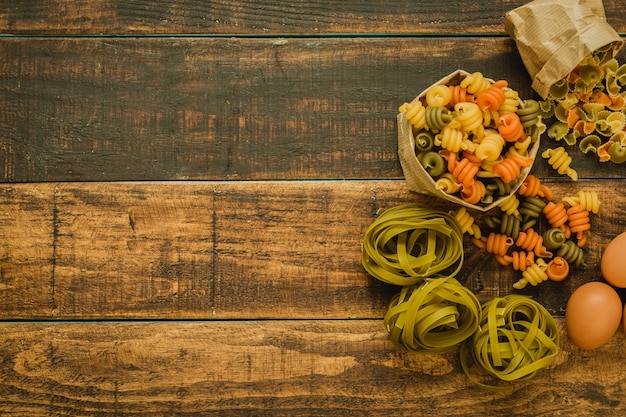 Diversi tipi di pasta colorata