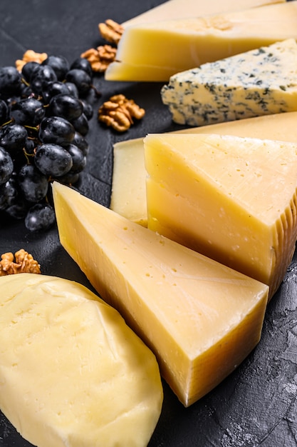 호두와 포도를 곁들인 다양한 종류의 맛있는 치즈