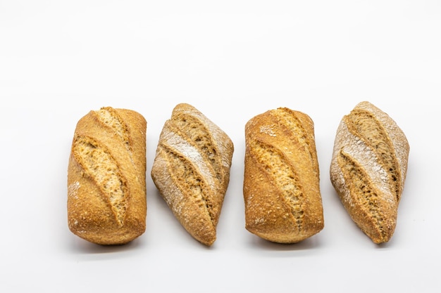 Diversi tipi di pane fresco su sfondo bianco