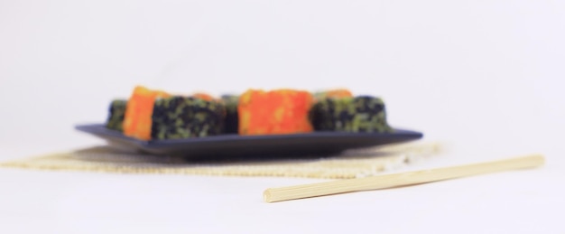 Diversi tipi di maki sushi su un piatto nero