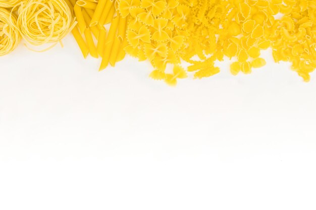 Foto diversi tipi di pasta su sfondo bianco maccheroni crudi