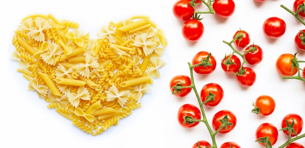 Diversi tipi di pasta con pomodorini su bianco