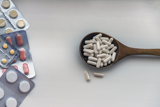 Photo different types of pills in a spoon
