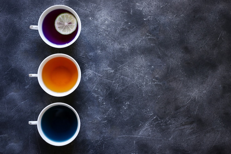 Photo different types of tea on a dark table