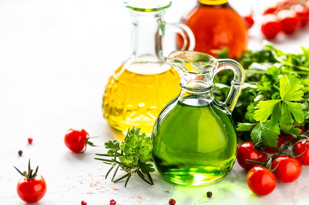 Foto diversi tipi di olio vegetale in bottiglie di vetro: sesamo, semi di lino, olio d'uva. posto per il testo