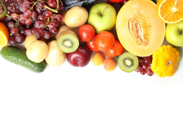 Различные овощи и фрукты, изолированные на белом фоне