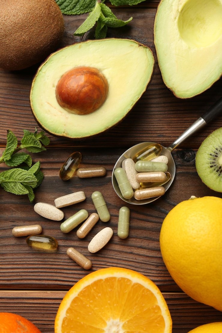 Photo different vitamin pills and fresh fruits on wooden table flat lay