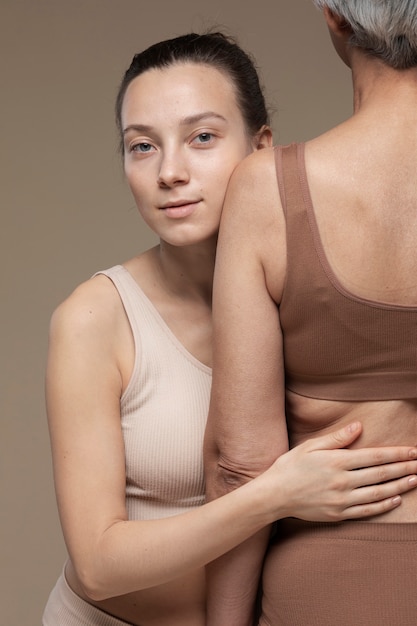 Foto donne diverse in piedi insieme