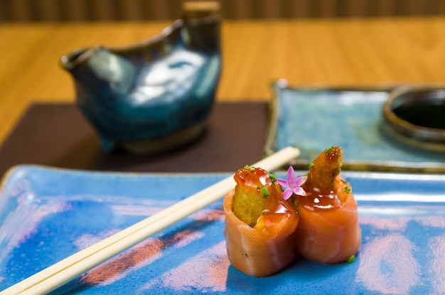 Differents Japanse sushi op een elegante blauwe plaat
