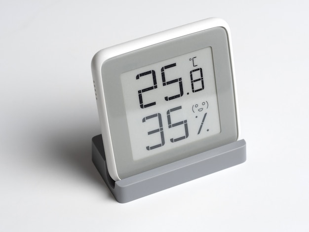 Digitaal apparaat voor het bepalen van de vochtigheid en temperatuur in de kamer. Een draadloos apparaat met een LCD-scherm met de graden Celsius en het percentage luchtvochtigheid.