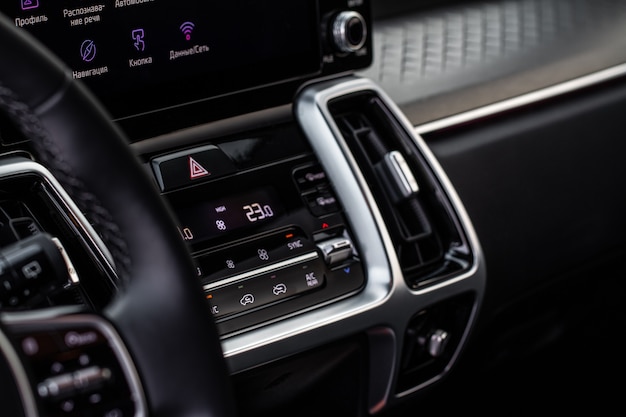 Digitaal bedieningspaneel auto airconditioner dashboard. Moderne auto-interieur conditioning knoppen in een auto close-up weergave.