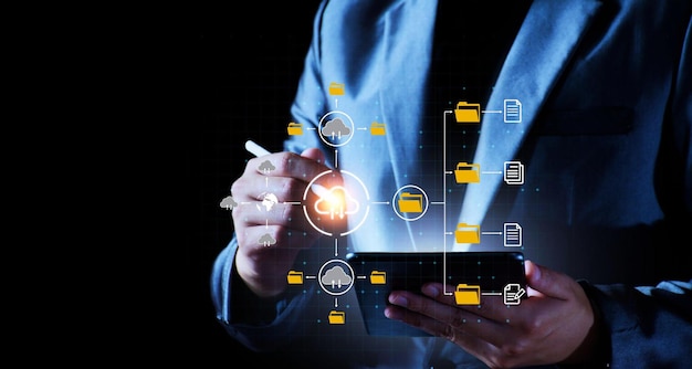 Digitaal bestandsbeheerconcept Zakenman heeft toegang tot big data-opslag op Internet Digital