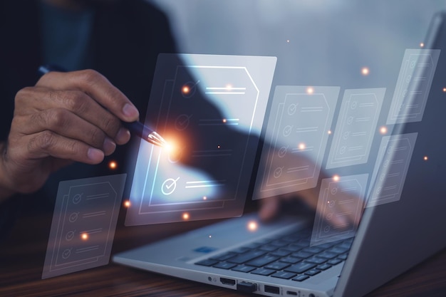 Digitaal document checklist concept zakenman met behulp van laptop Online-enquête digitale formulier checklist invullen