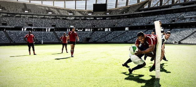 Digitaal samengesteld beeld van twee rugbyspelers die elkaar aanvallen in een sportstadion