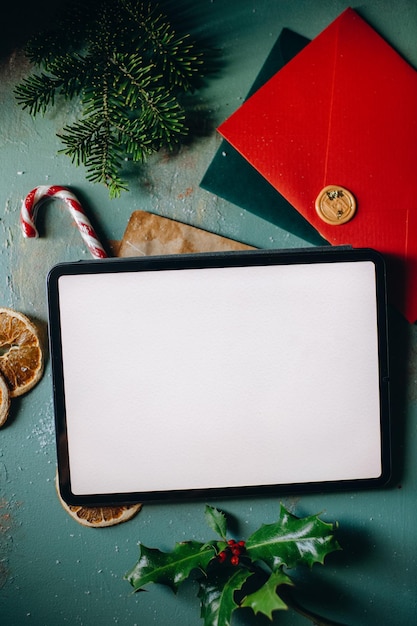 digitaal tabletmodel, laptop met wit scherm, mock-up op kerstachtergrond