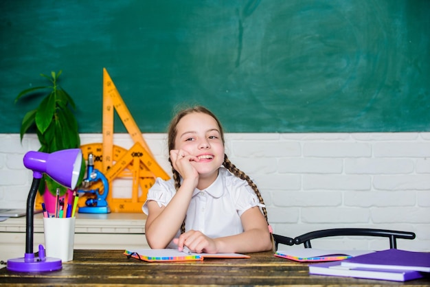 Digitaal tijdperk met moderne technologie toekomstig succes studeert kleine meisjesstudie met op school Formeel informeel en niet-formeel onderwijs klein kind in de klas terug naar school tijd om te ontspannen