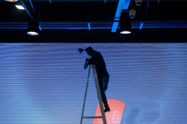 Foto schermo del tabellone per le affissioni digitale mentre manutenzione dal tecnico, lista di controllo di manutenzione del tabellone per le affissioni in bianco di digital