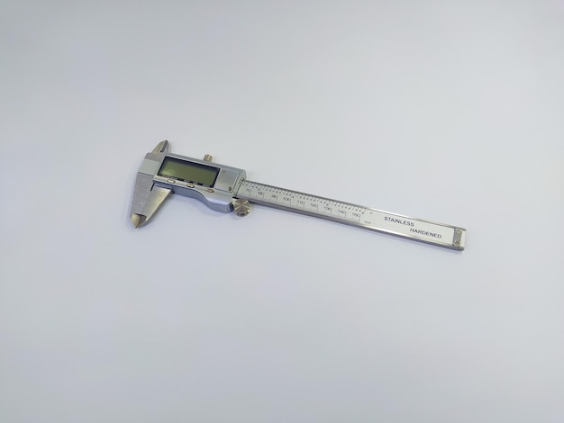 디지털 캘리퍼스 측정기 슬라이딩 캘리퍼스 흰색 배경에 고립