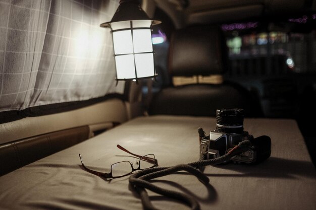 Foto una telecamera digitale su un letto in un campervan parcheggiato di notte