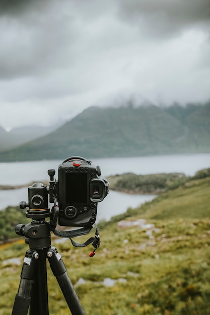 Fotocamera digitale in riva al lago in una giornata nebbiosa