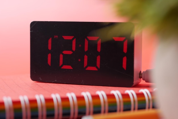 Foto orologio digitale su sfondo rosso dall'alto verso il basso