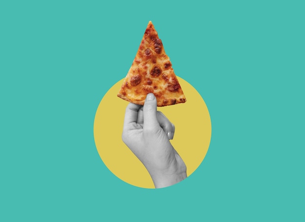 Foto collage digitale arte moderna mano che tiene una fetta di pizza al formaggio