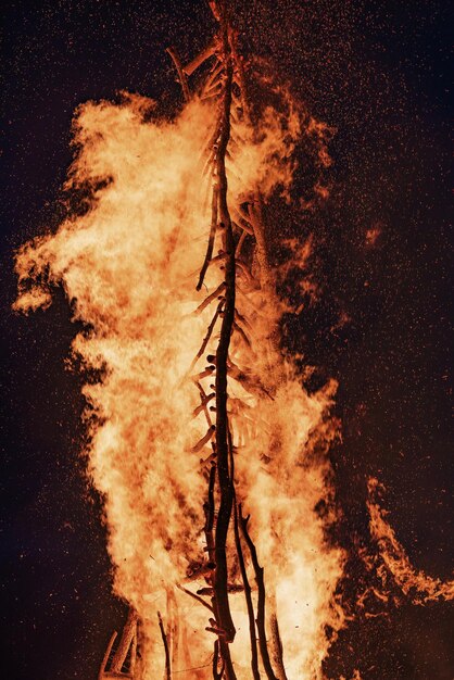 Foto immagine composita digitale di un incendio sul campo di notte