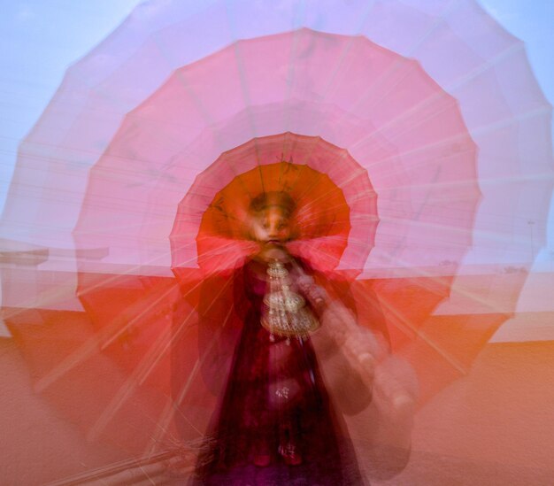 Foto immagine composita digitale di una ragazza che tiene un ombrello