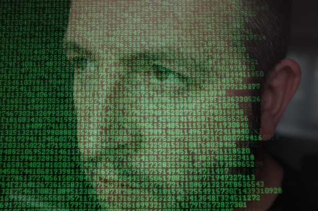 Foto immagine composita digitale di un uomo che guarda da un'altra parte contro il linguaggio del computer