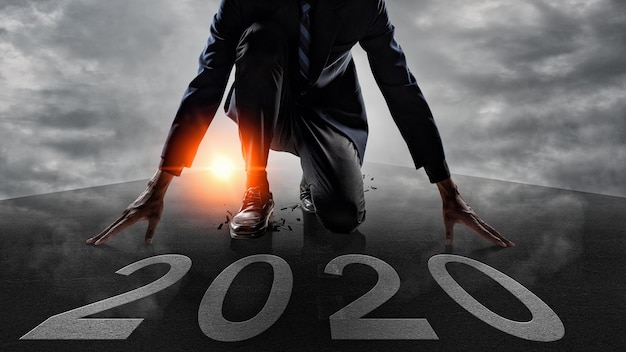Фото Цифровое композитное изображение бизнесмена на коленях по номеру 2020