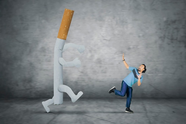 写真 男性の後ろから走るタバコのデジタル複合画像