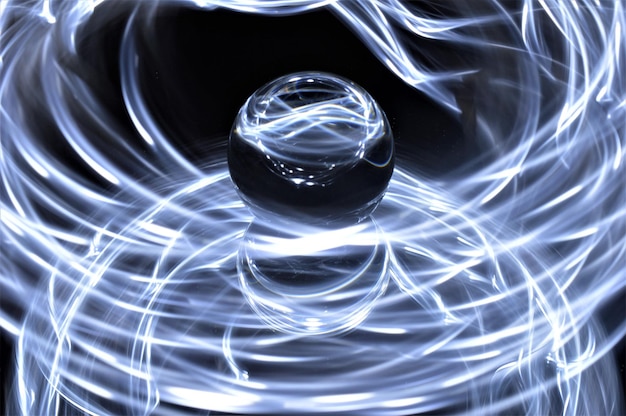 写真 黒い背景のクリスタルボールのデジタル複合画像